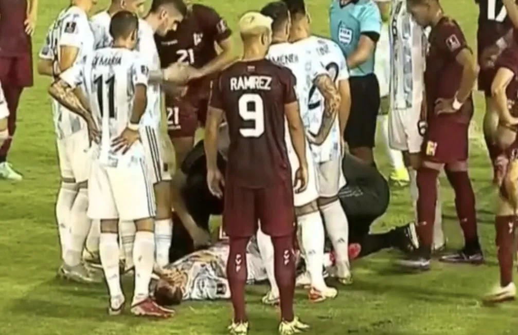 Messi suýt gãy chân trong trận thắng của Argentina - Ảnh 2. Messi suýt gãy chân trong trận thắng của Argentina - Ảnh 2.