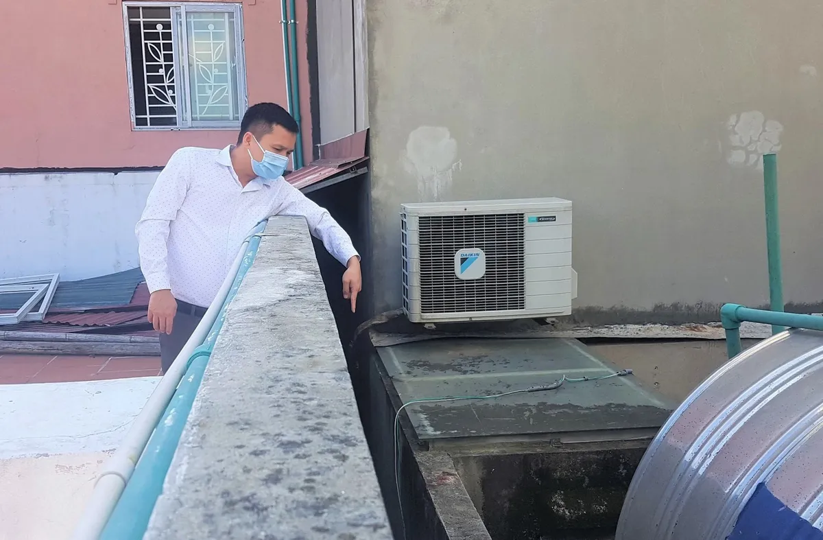 Giải cứu th&agrave;nh c&ocirc;ng nam thanh ni&ecirc;n bị kẹt giữa khe hai nh&agrave; liền kề - Ảnh 1.