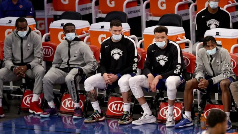 NBA ra văn bản hướng dẫn cho những cầu thủ chưa tiêm vaccine - Ảnh 1. NBA ra văn bản hướng dẫn cho những cầu thủ chưa tiêm vaccine - Ảnh 1.