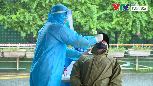 Hà Nội: Tăng cường sàng lọc COVID-19 trong vùng đỏ - Ảnh 4. Hà Nội: Tăng cường sàng lọc COVID-19 trong vùng đỏ - Ảnh 4.