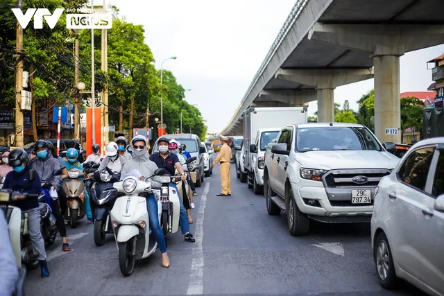 Hà Nội: Tăng cường lực lượng chức năng, tránh ùn tắc tại điểm “nóng” giao thông - Ảnh 4.