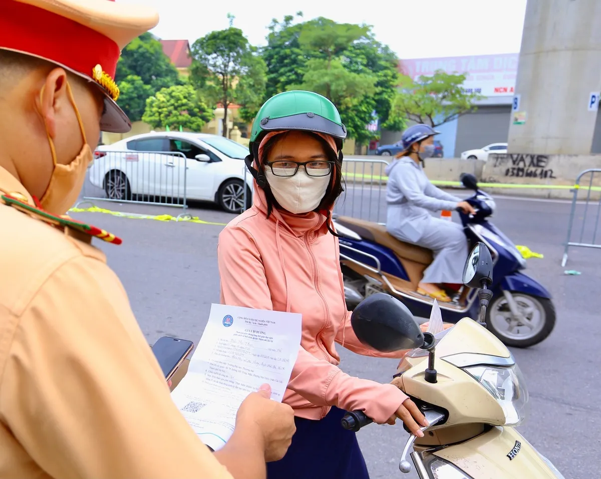 Chốt kiểm soát dịch Cầu Diễn thông thoáng trở lại - Ảnh 5.