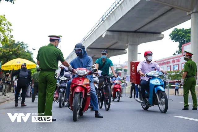 Lượng người ra vào vùng đỏ hạ nhiệt, giấy đi đường mới còn hạn chế - Ảnh 11.