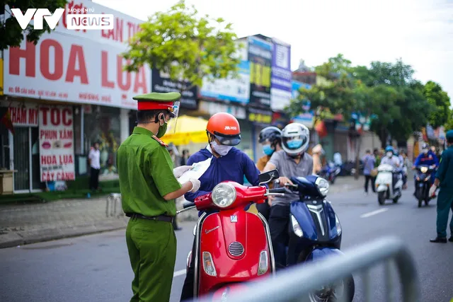 Lượng người ra vào vùng đỏ hạ nhiệt, giấy đi đường mới còn hạn chế - Ảnh 5.