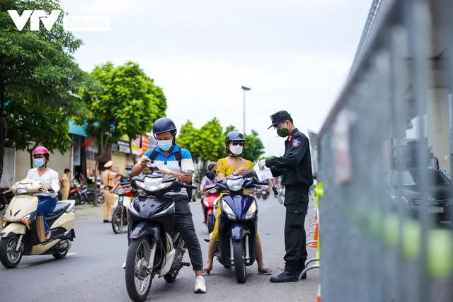 Lượng người ra vào vùng đỏ hạ nhiệt, giấy đi đường mới còn hạn chế - Ảnh 10.