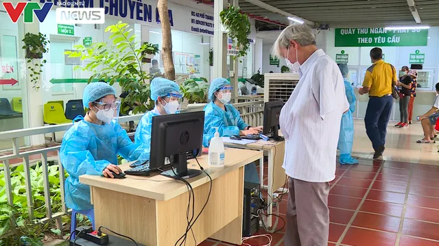 Đảm bảo an toàn tiêm chủng cho người cao tuổi, người có bệnh lý nền - Ảnh 1. Đảm bảo an toàn tiêm chủng cho người cao tuổi, người có bệnh lý nền - Ảnh 1.