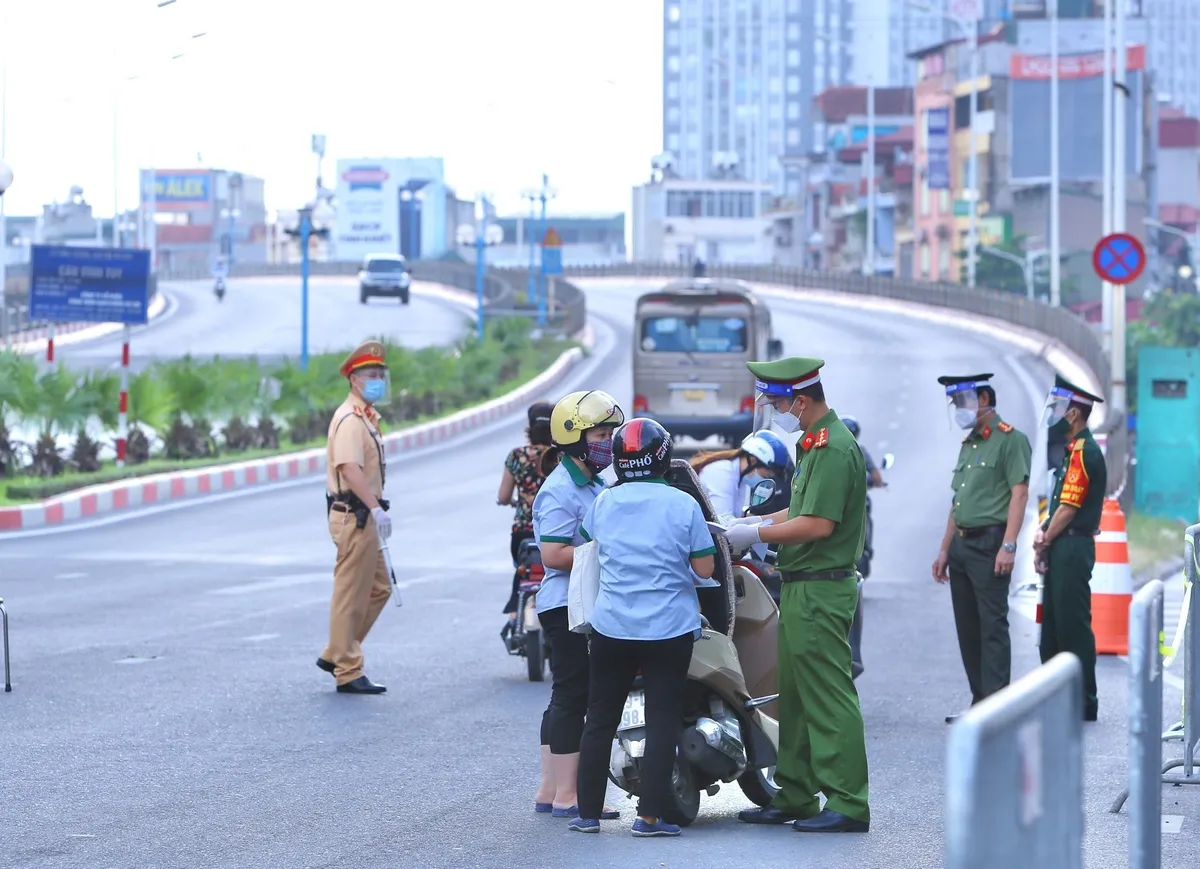 Từ hôm nay (8/9), Hà Nội kiểm soát chặt người ra vào Vùng 1, được sử dụng giấy đi đường cũ - Ảnh 8.