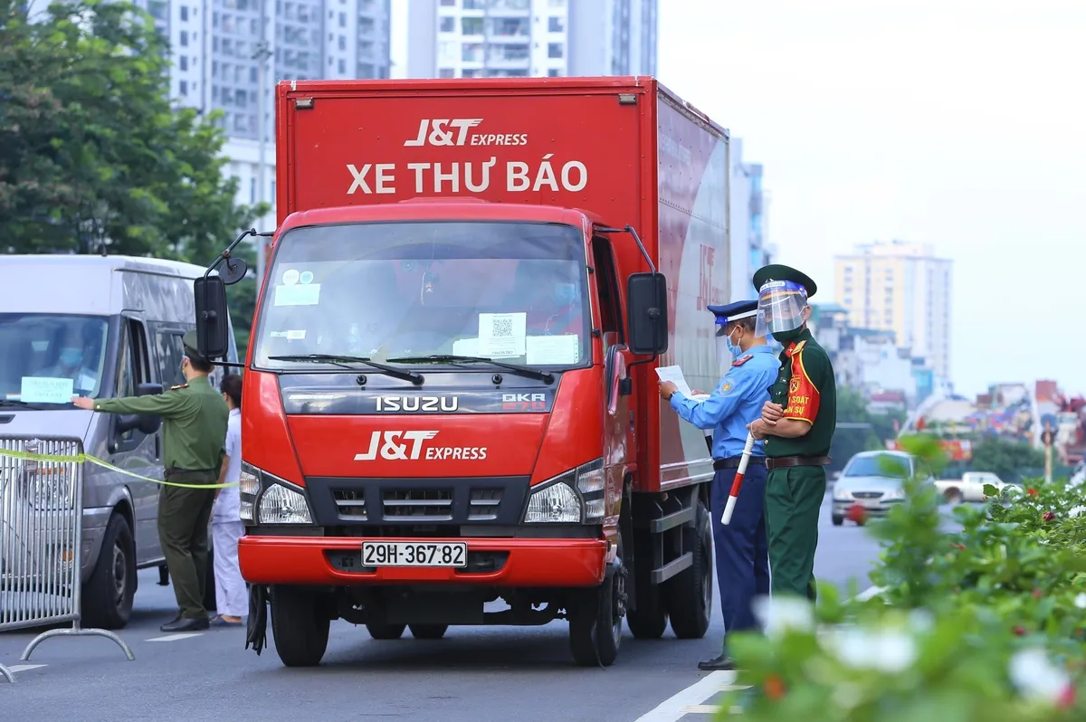 Từ hôm nay (8/9), Hà Nội kiểm soát chặt người ra vào Vùng 1, được sử dụng giấy đi đường cũ - Ảnh 7.