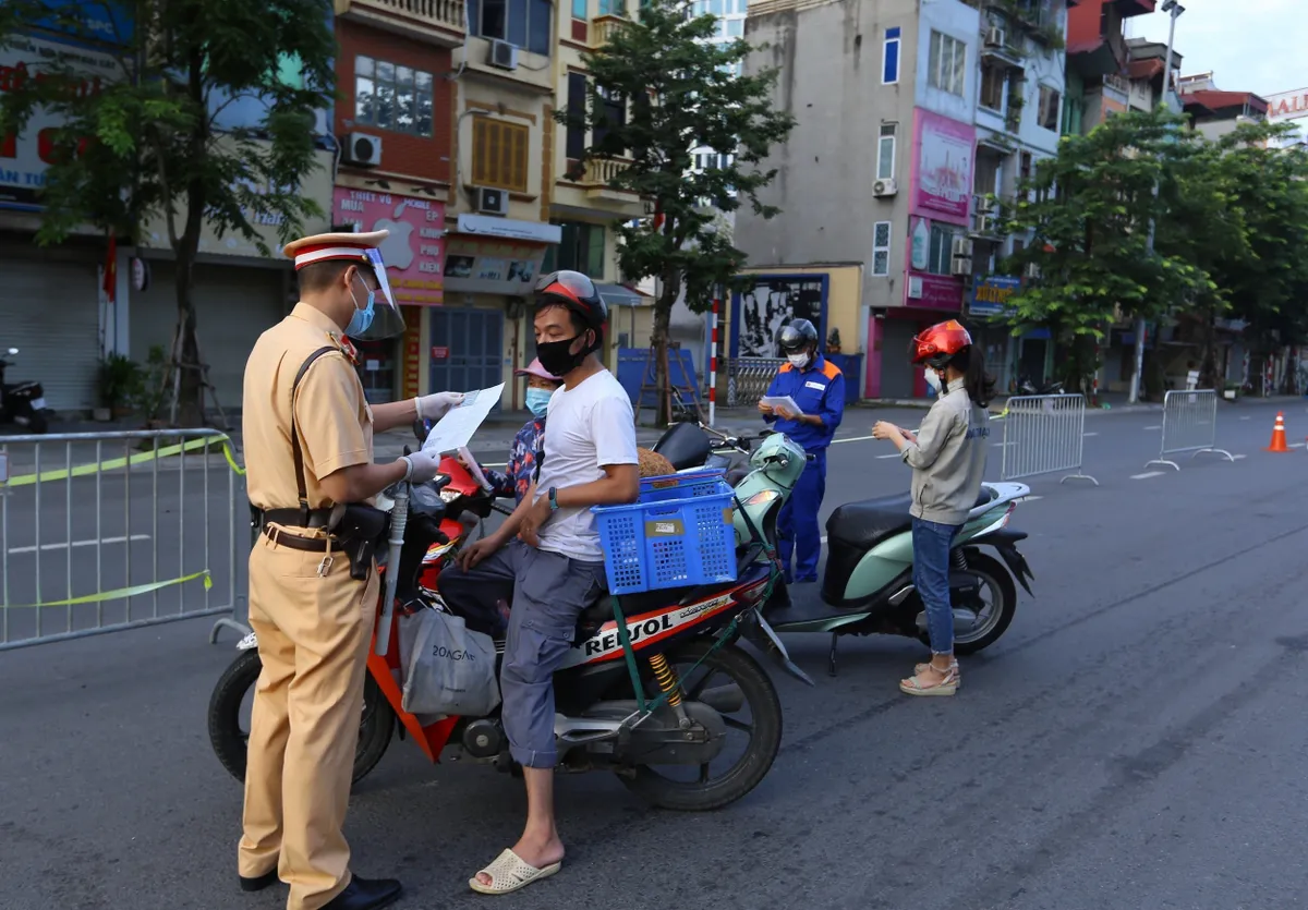 Từ hôm nay (8/9), Hà Nội kiểm soát chặt người ra vào Vùng 1, được sử dụng giấy đi đường cũ - Ảnh 3.