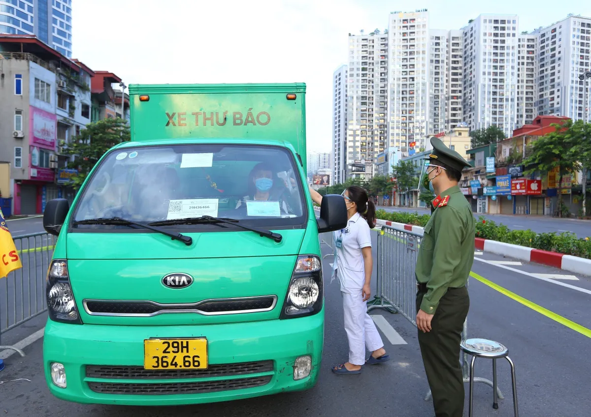 Từ hôm nay (8/9), Hà Nội kiểm soát chặt người ra vào Vùng 1, được sử dụng giấy đi đường cũ - Ảnh 2.