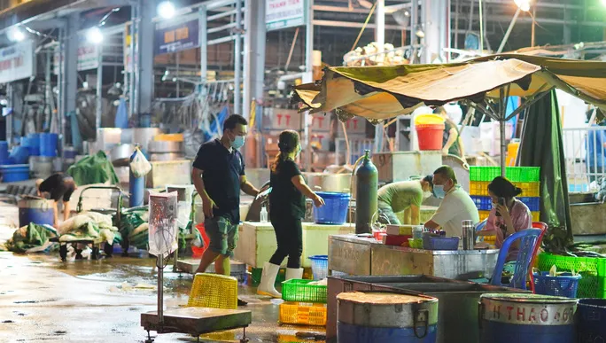 Chợ đầu mối lớn nhất TP Hồ Chí Minh mở cửa trở lại - Ảnh 1.