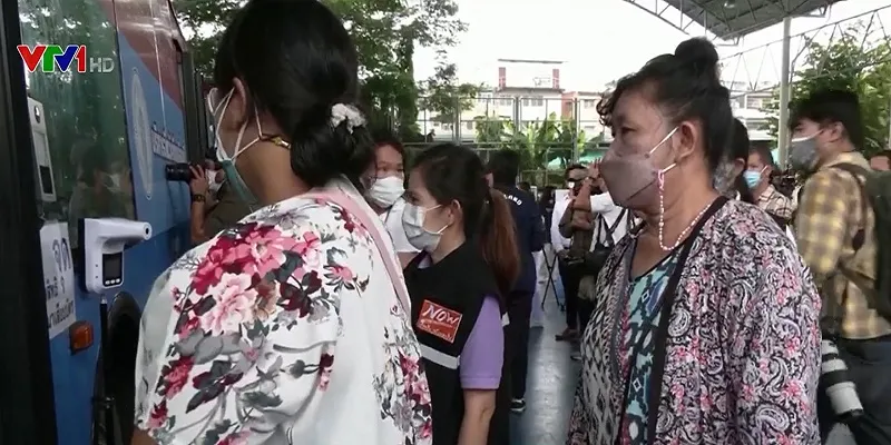 Xe bus tiêm chủng cho nhóm người dễ bị tổn thương  - Ảnh 1. Xe bus tiêm chủng cho nhóm người dễ bị tổn thương  - Ảnh 1.