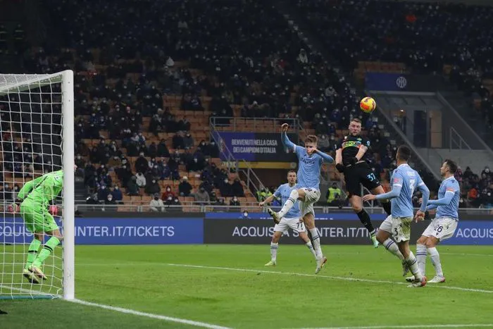 Vượt qua Lazio, Inter đòi lại ngôi đầu từ tay Milan - Ảnh 1. Vượt qua Lazio, Inter đòi lại ngôi đầu từ tay Milan - Ảnh 1.