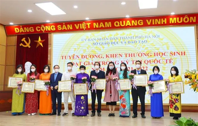 Hà Nội biểu dương học sinh đạt giải Olympic quốc tế 2021 - Ảnh 2.