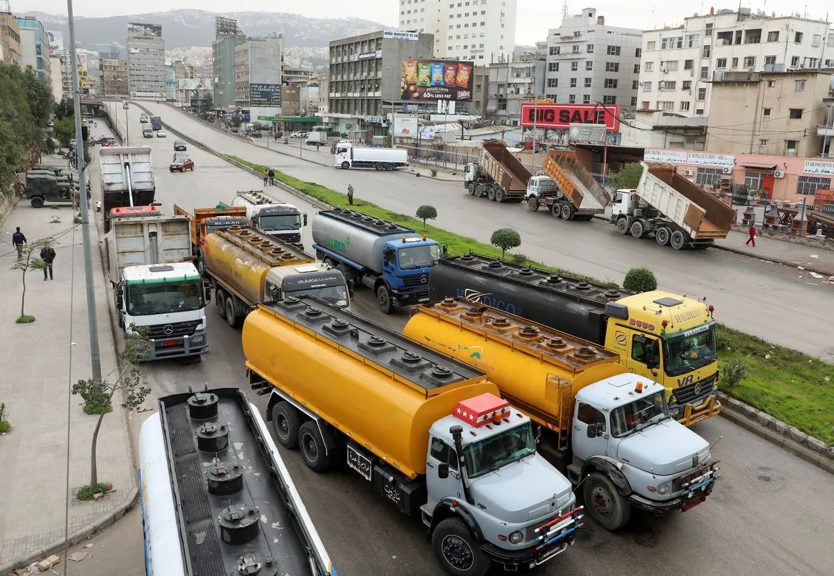 Người biểu tình chặn đường ở Lebanon để phản đối suy thoái kinh tế, giá cả tăng vọt - Ảnh 4.