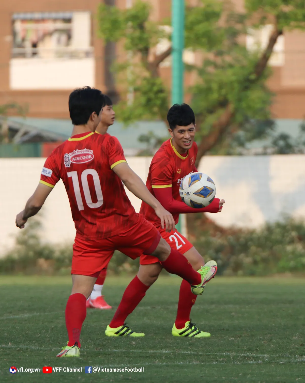 Đội trưởng Đỗ Hùng Dũng: “Tôi và các đồng đội sẽ mang tới cái Tết thật đặc biệt cho người hâm mộ” - Ảnh 7. Đội trưởng Đỗ Hùng Dũng: “Tôi và các đồng đội sẽ mang tới cái Tết thật đặc biệt cho người hâm mộ” - Ảnh 7.
