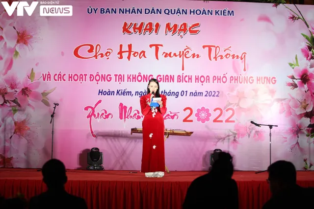 Hà Nội: Người dân khám phá chợ hoa Tết truyền thống gắn với các hoạt động tại phố bích họa Phùng Hưng - Ảnh 1.