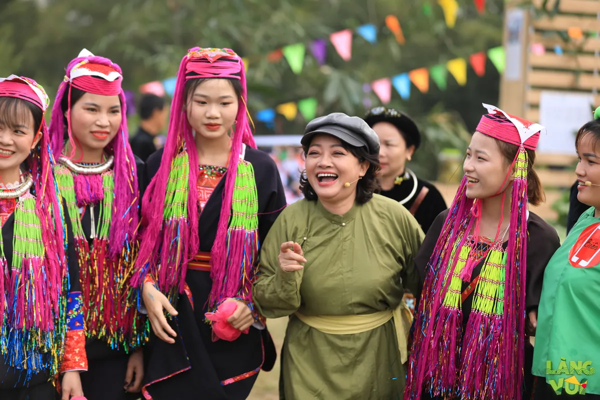 Làng vui: Nghệ sĩ Đức Khuê và Trà My ngất ngây với món gà Tiên Yên - Ảnh 1.