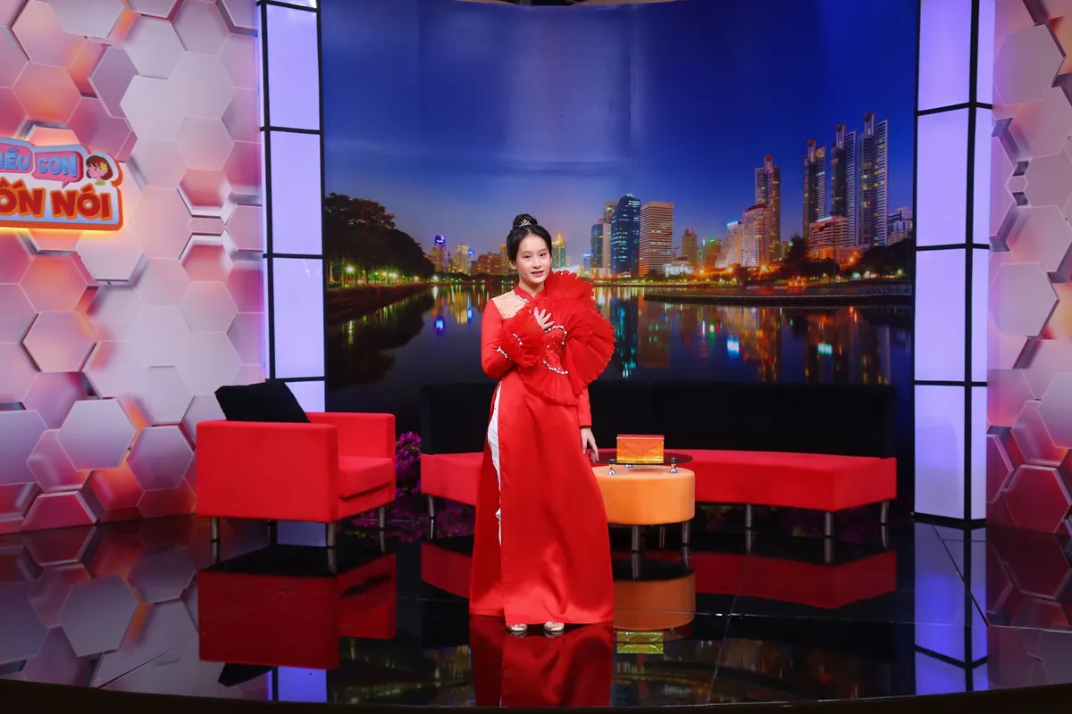 Cô bé 13 tuổi xinh như công chúa bật khóc cảm ơn mẹ - Ảnh 1. Cô bé 13 tuổi xinh như công chúa bật khóc cảm ơn mẹ - Ảnh 1.