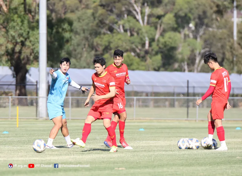 ĐT Việt Nam hứng khởi bước vào buổi tập đầu tiên tại Melbourne - Ảnh 6. ĐT Việt Nam hứng khởi bước vào buổi tập đầu tiên tại Melbourne - Ảnh 6.