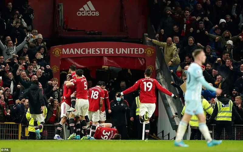 Thắng tối thiểu West Ham, Man Utd tiến thẳng vào top 4 - Ảnh 2. Thắng tối thiểu West Ham, Man Utd tiến thẳng vào top 4 - Ảnh 2.