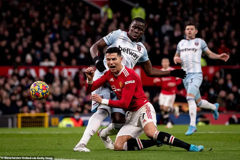 Thắng tối thiểu West Ham, Man Utd tiến thẳng vào top 4 - Ảnh 1. Thắng tối thiểu West Ham, Man Utd tiến thẳng vào top 4 - Ảnh 1.