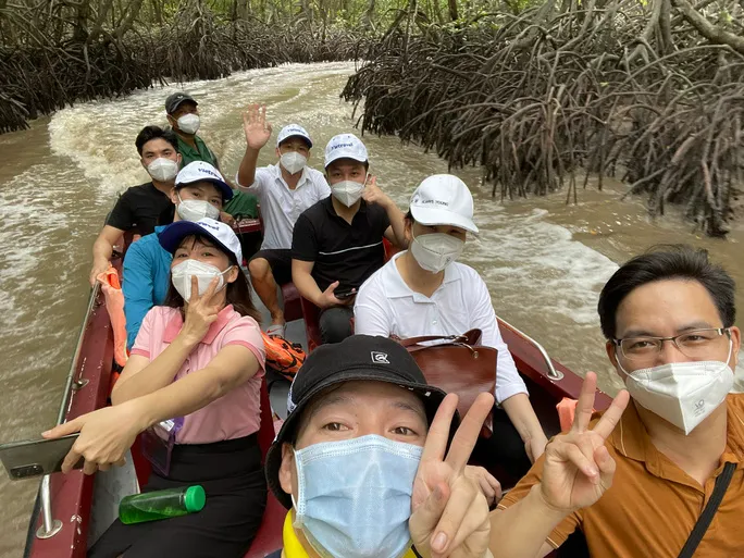 Nhộn nhịp khách mua tour du lịch TP Hồ Chí Minh dịp Tết - Ảnh 1.