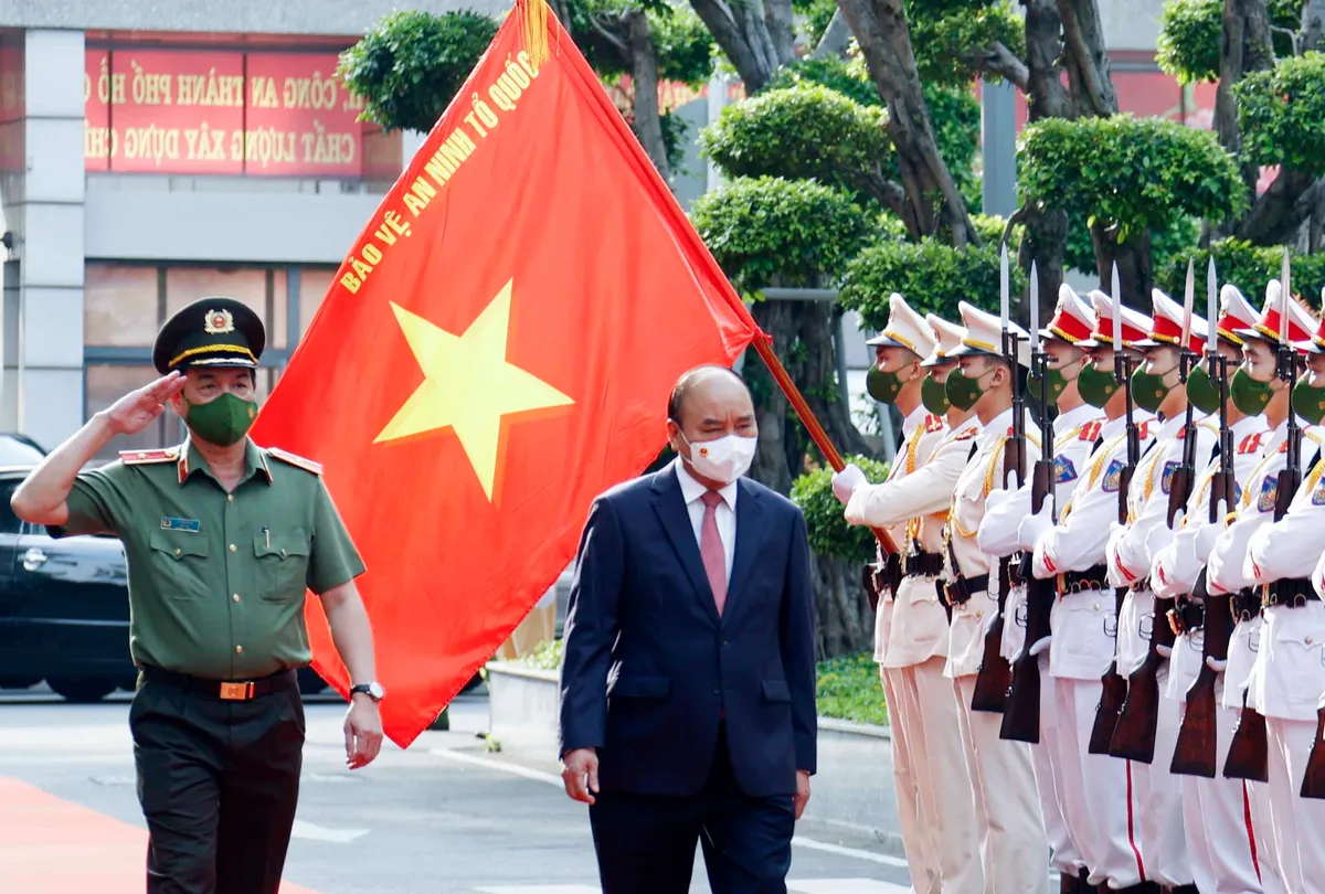 Chủ tịch nước Nguyễn Xuân Phúc chúc Tết Công an TP Hồ Chí Minh - Ảnh 1.