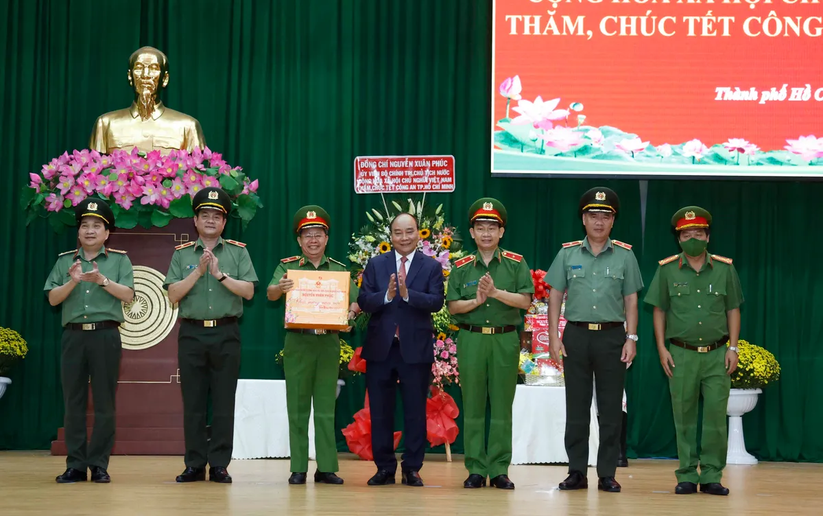 Chủ tịch nước Nguyễn Xuân Phúc chúc Tết Công an TP Hồ Chí Minh - Ảnh 6.