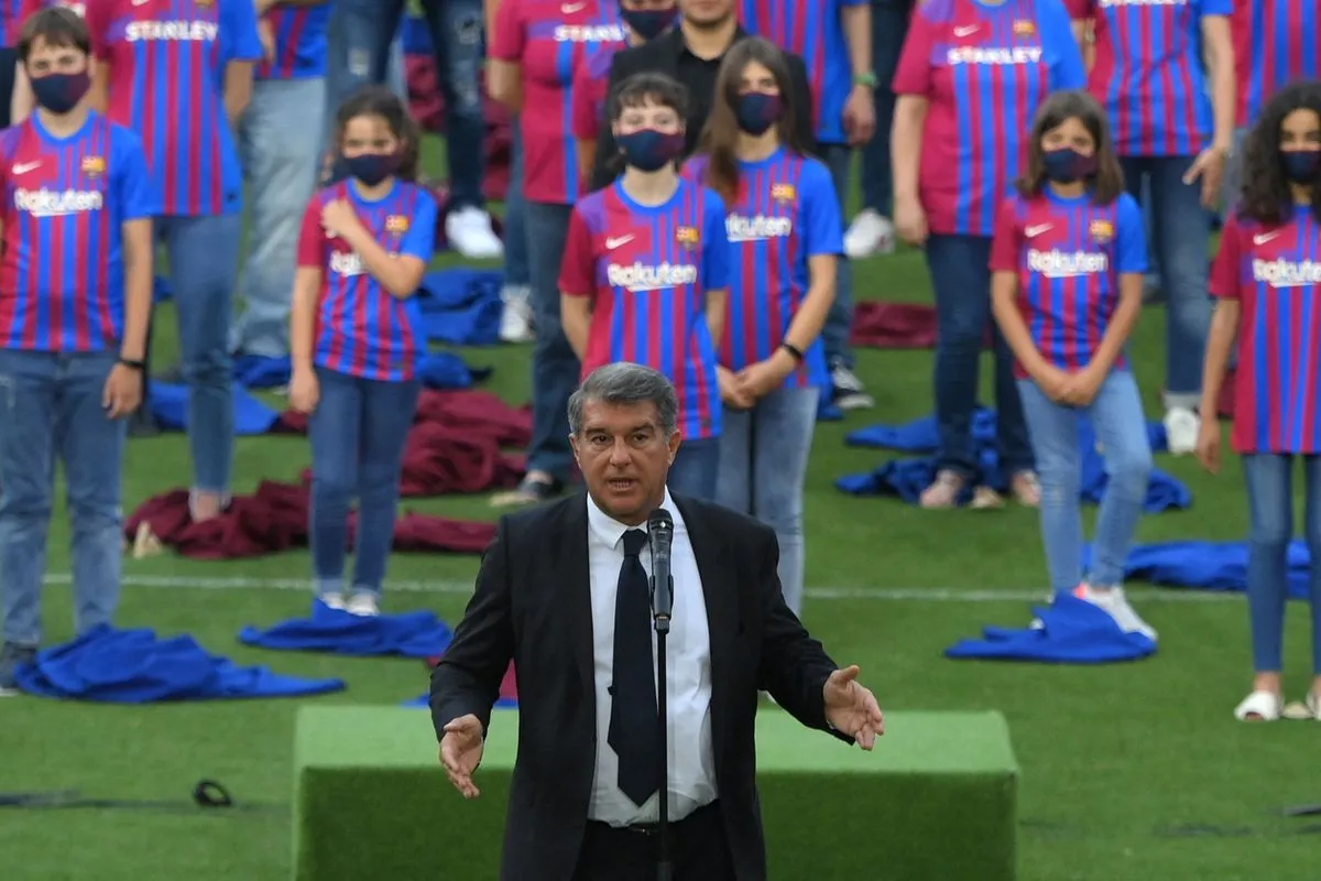 Barcelona hướng tới hợp đồng t&agrave;i trợ &aacute;o đấu cao kỷ lục - Ảnh 1.