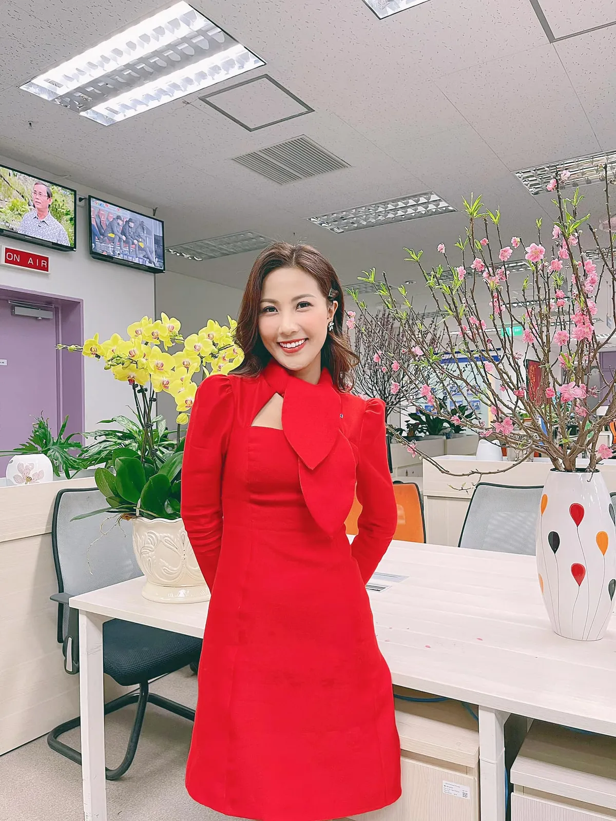 Loạt BTV xinh đẹp khoe sắc bên hoa Đào - Ảnh 3. Loạt BTV xinh đẹp khoe sắc bên hoa Đào - Ảnh 3.