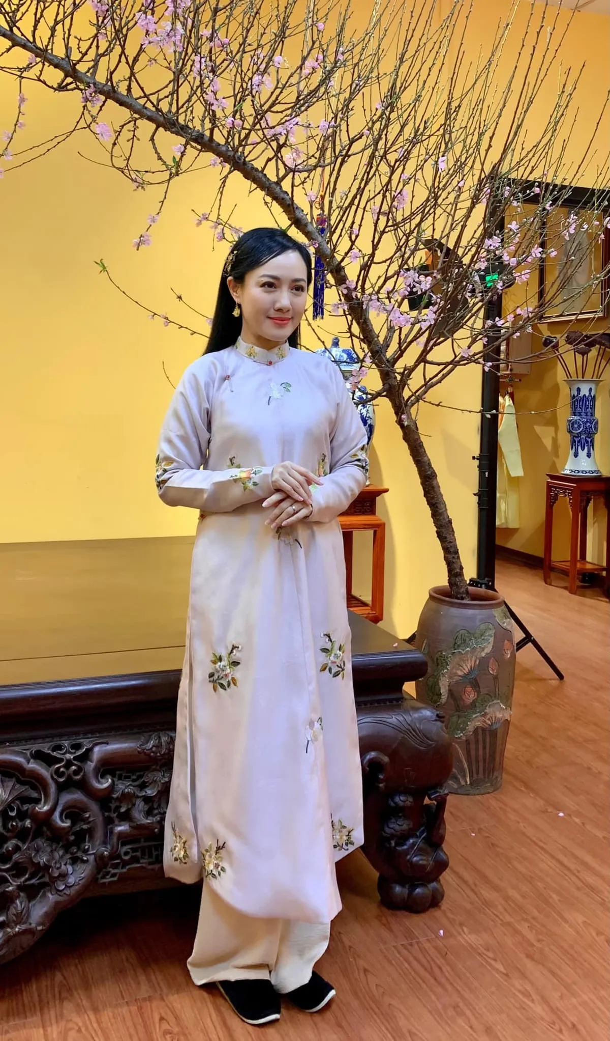 Loạt BTV xinh đẹp khoe sắc bên hoa Đào - Ảnh 8. Loạt BTV xinh đẹp khoe sắc bên hoa Đào - Ảnh 8.