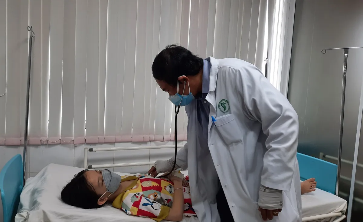 Trên đường đi học về, bé gái 14 tuổi bị đạn bắn trúng cổ - Ảnh 1.