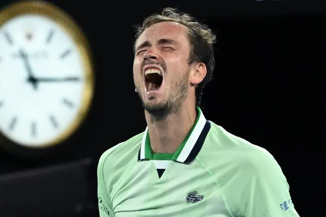 Ngược dòng kịch tính, Medvedev đối đầu Tsitsipas ở bán kết Australia mở rộng 2022 - Ảnh 3. Ngược dòng kịch tính, Medvedev đối đầu Tsitsipas ở bán kết Australia mở rộng 2022 - Ảnh 3.