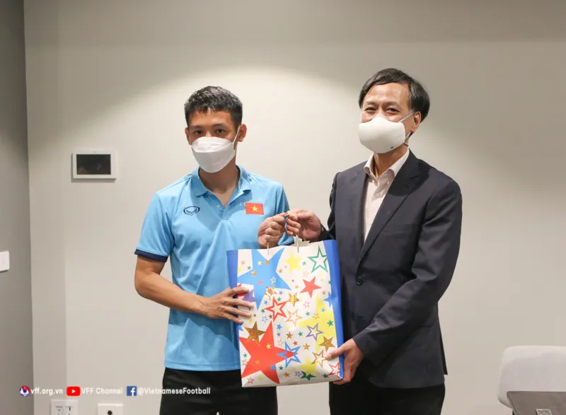 ĐT Việt Nam nhận sự động viên đặc biệt từ Đại sứ Việt Nam tại Australia - Ảnh 3. ĐT Việt Nam nhận sự động viên đặc biệt từ Đại sứ Việt Nam tại Australia - Ảnh 3.