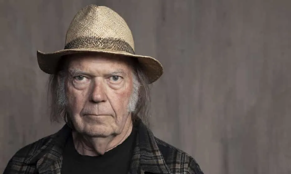 Neil Young x&oacute;a nhạc khỏi Spotify để phản đối Podcast của Joe Rogan - Ảnh 1.