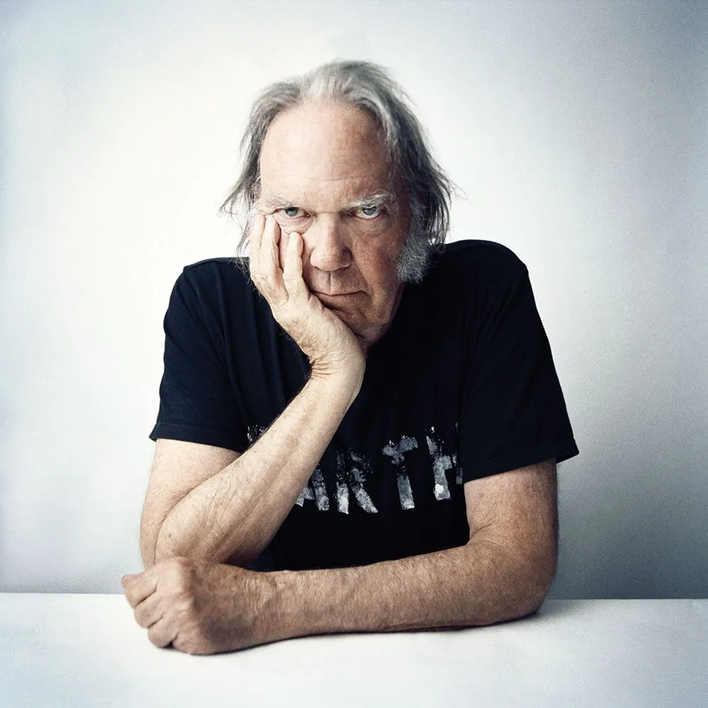 Neil Young x&oacute;a nhạc khỏi Spotify để phản đối Podcast của Joe Rogan - Ảnh 2.