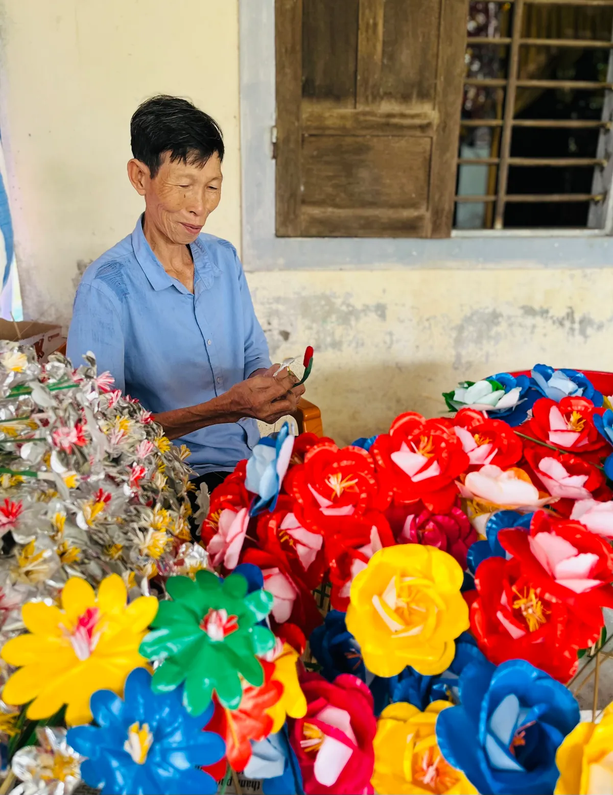 Hoa giấy Thanh Tiên: Gìn giữ nét đẹp cổ truyền làng nghề Huế - Ảnh 4.