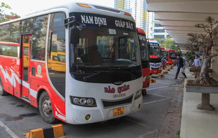 Chùm ảnh: Cảnh trái ngược ở bến xe và đường phố Thủ đô trước kỳ nghỉ Tết - Ảnh 2.