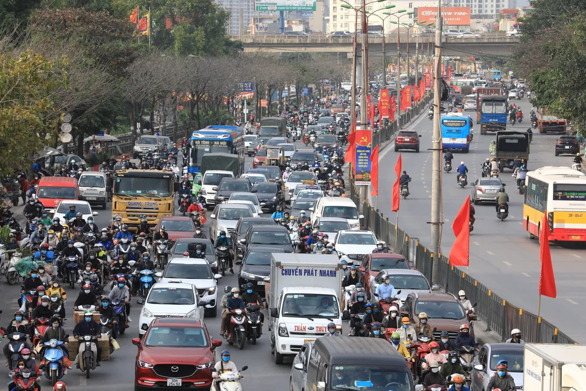 Người dân đổ về quê đón Tết, cửa ngõ Thủ đô ùn tắc kéo dài - Ảnh 1.