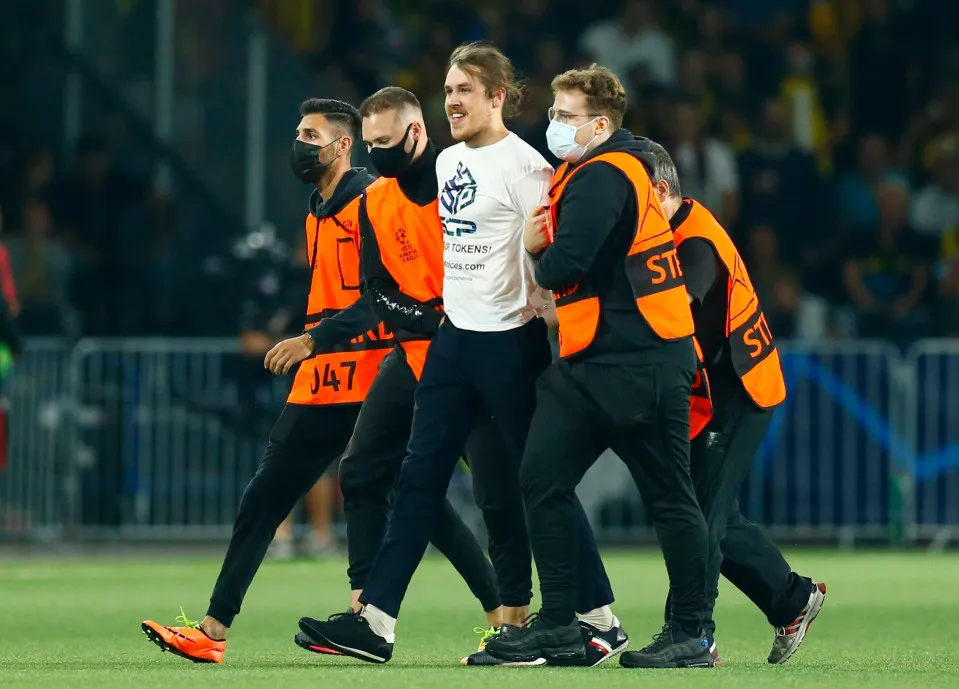 Manchester United bị UEFA phạt vì để CĐV chạy vào sân - Ảnh 2. Manchester United bị UEFA phạt vì để CĐV chạy vào sân - Ảnh 2.