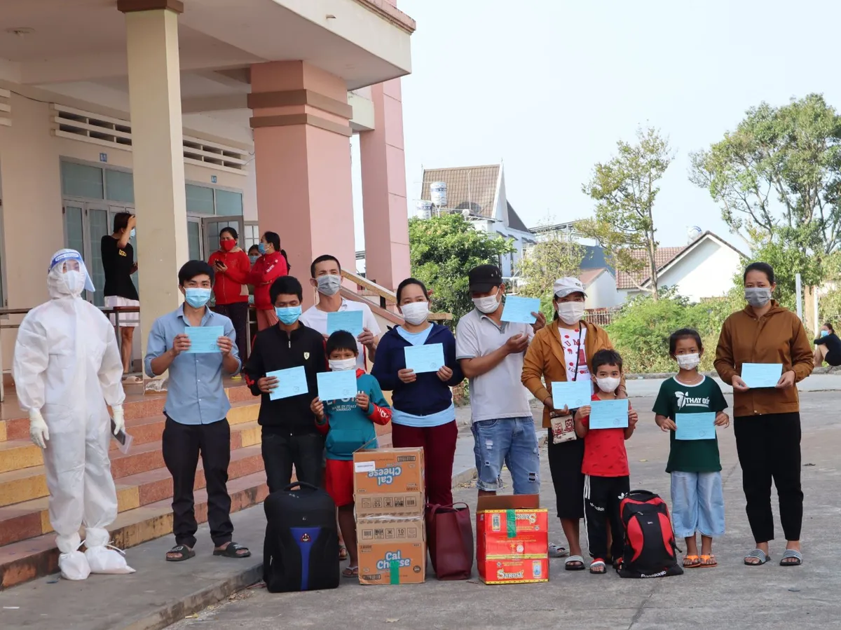 Niềm vui của những bệnh nhân COVID-19 được xuất viện trong ngày cuối năm - Ảnh 1. Niềm vui của những bệnh nhân COVID-19 được xuất viện trong ngày cuối năm - Ảnh 1.