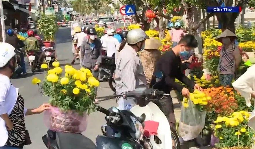 Kh&ocirc;ng kh&iacute; nhộn nhịp chiều cuối năm ở Cần Thơ - Ảnh 2.