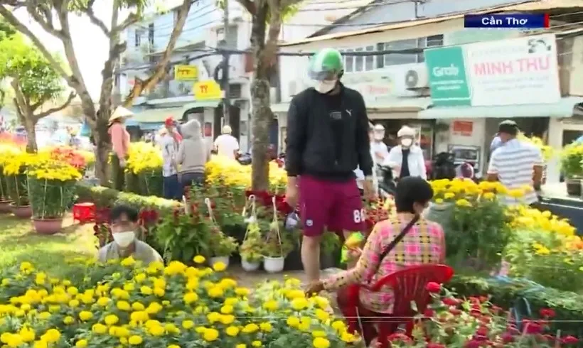 Kh&ocirc;ng kh&iacute; nhộn nhịp chiều cuối năm ở Cần Thơ - Ảnh 1.