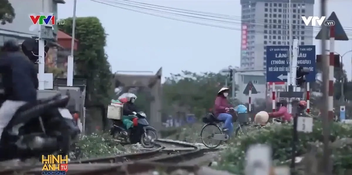 Giỡn mặt tử thần trên đường sắt - Ảnh 1.