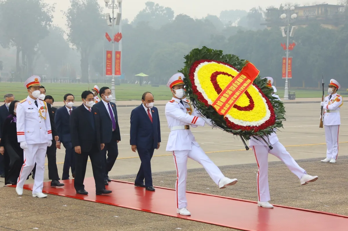 Các đại biểu Quốc hội dự kỳ họp bất thường vào Lăng viếng Chủ tịch Hồ Chí Minh - Ảnh 5.