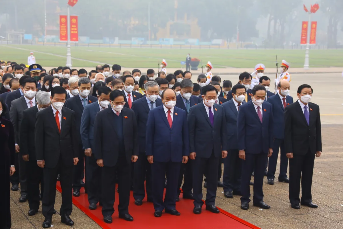 Các đại biểu Quốc hội dự kỳ họp bất thường vào Lăng viếng Chủ tịch Hồ Chí Minh - Ảnh 4.