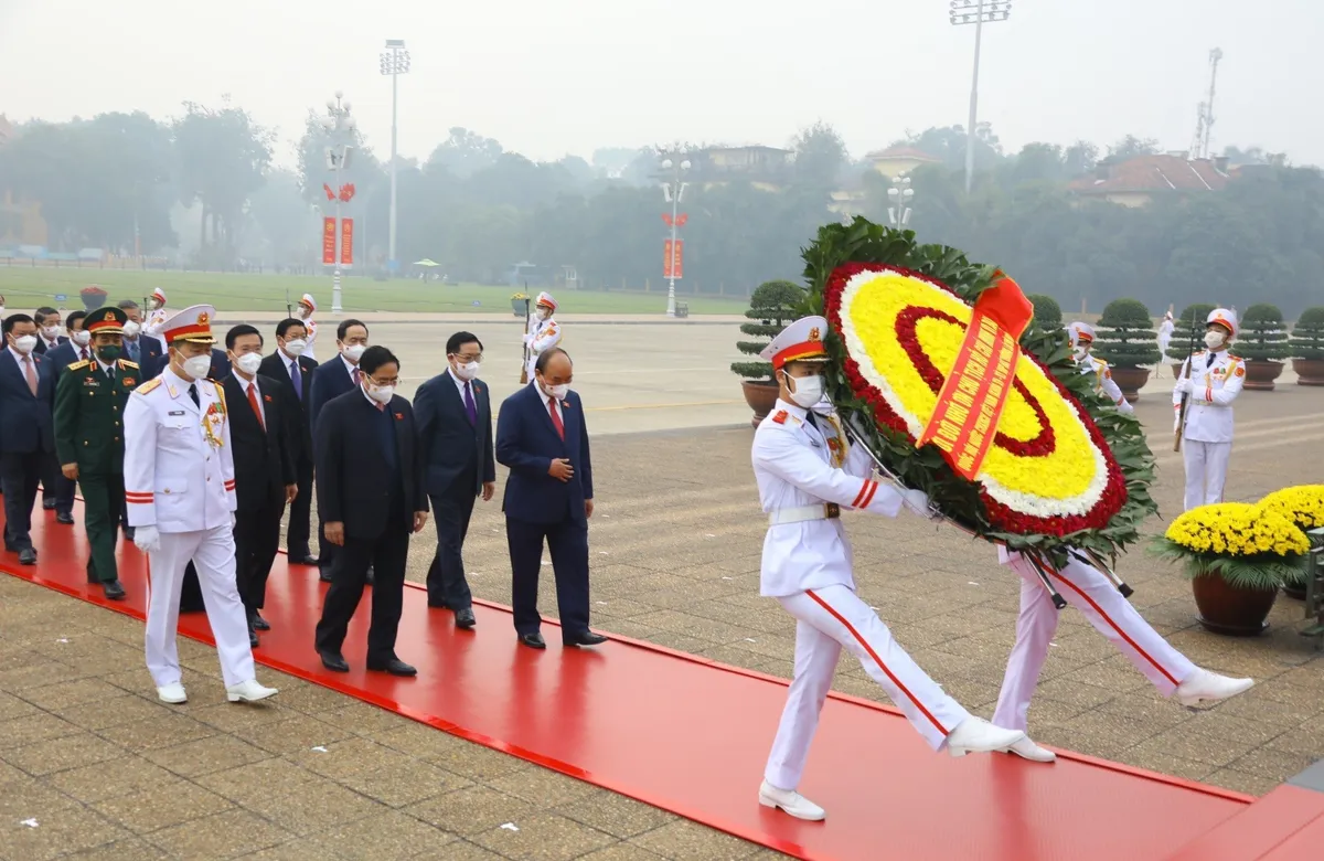 Các đại biểu Quốc hội dự kỳ họp bất thường vào Lăng viếng Chủ tịch Hồ Chí Minh - Ảnh 3.