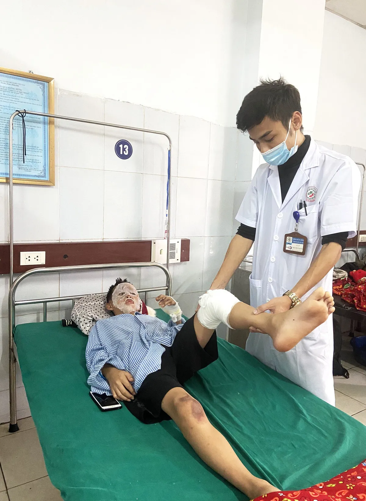 Tự chế pháo nổ bằng diêm, bé trai bị bỏng kín mặt - Ảnh 2. Tự chế pháo nổ bằng diêm, bé trai bị bỏng kín mặt - Ảnh 2.
