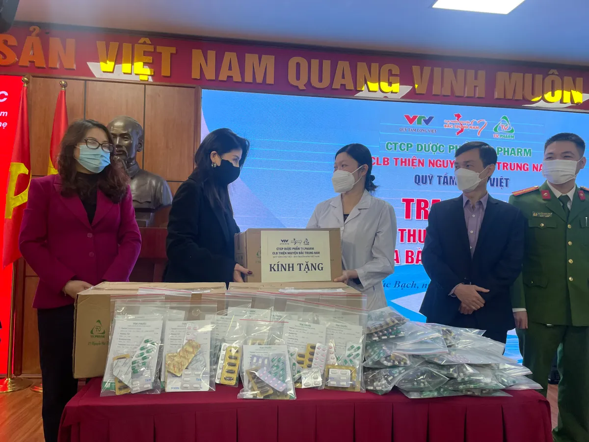 10.000 toa thuốc hỗ trợ điều trị F0 đang được trao tới tay người dân Hà Nội - Ảnh 3.